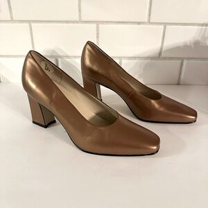 Y2K VINTAGE Cathy Jean 7 Gold  woman classic corpcore career leather 3” heel